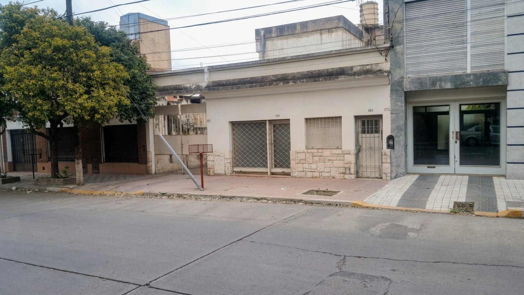 Barrio Cofico - Casa + Local comercial + departamento un dormitorio + mas galpon con foza