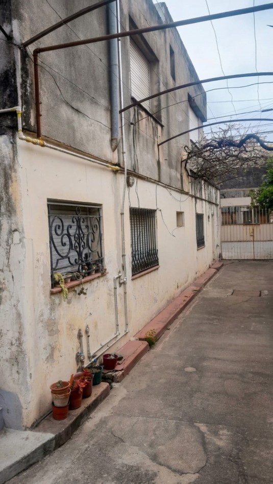 Barrio Cofico - Casa + Local comercial + departamento un dormitorio + mas galpon con foza