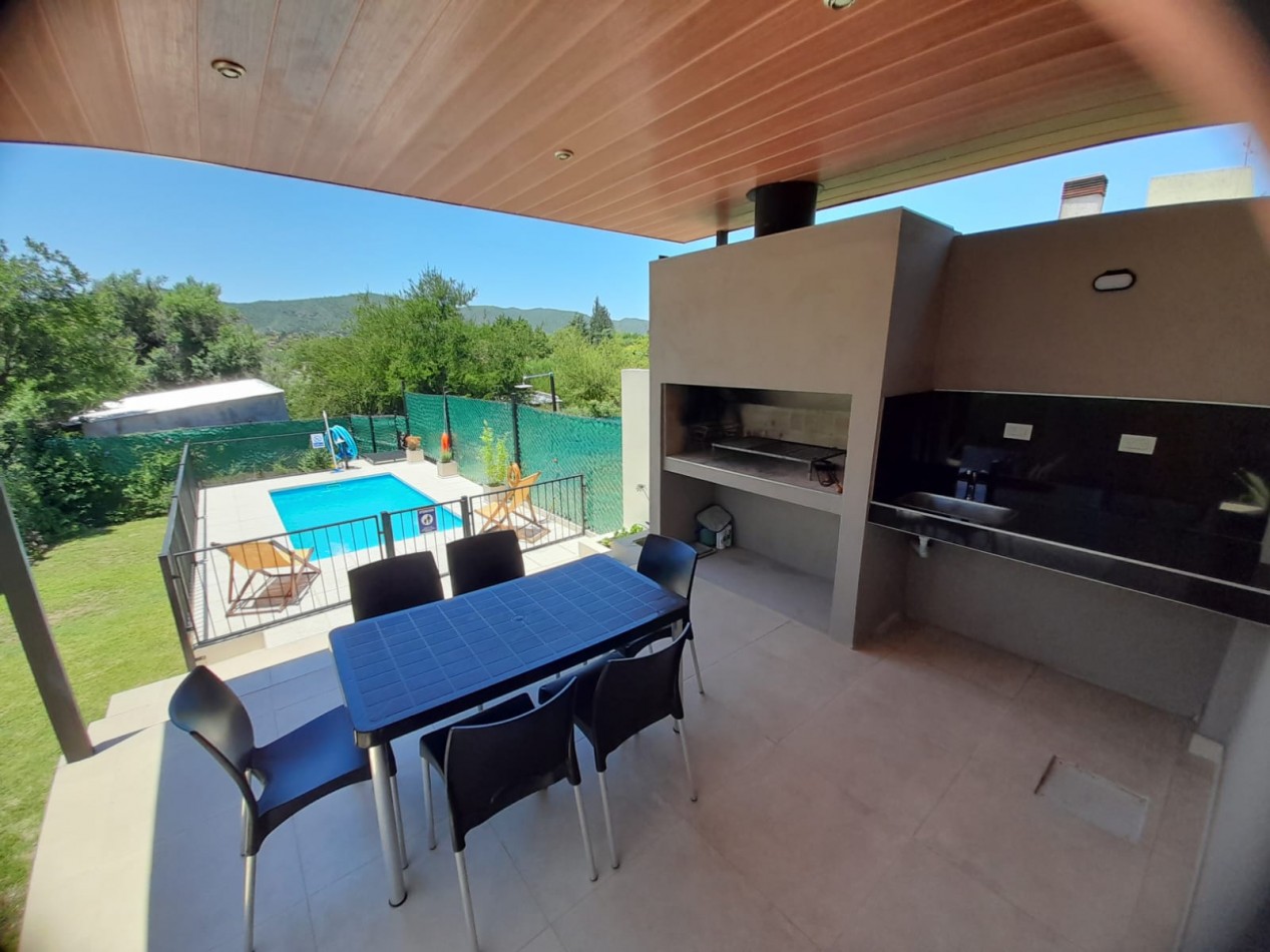 CARLOS PAZ - B° LA QUINTA - CASA 3 DORMITORIOS 2 BAÑOS COCHERA DOBLE PILETA MAS LOTE PARA OTRA CASA