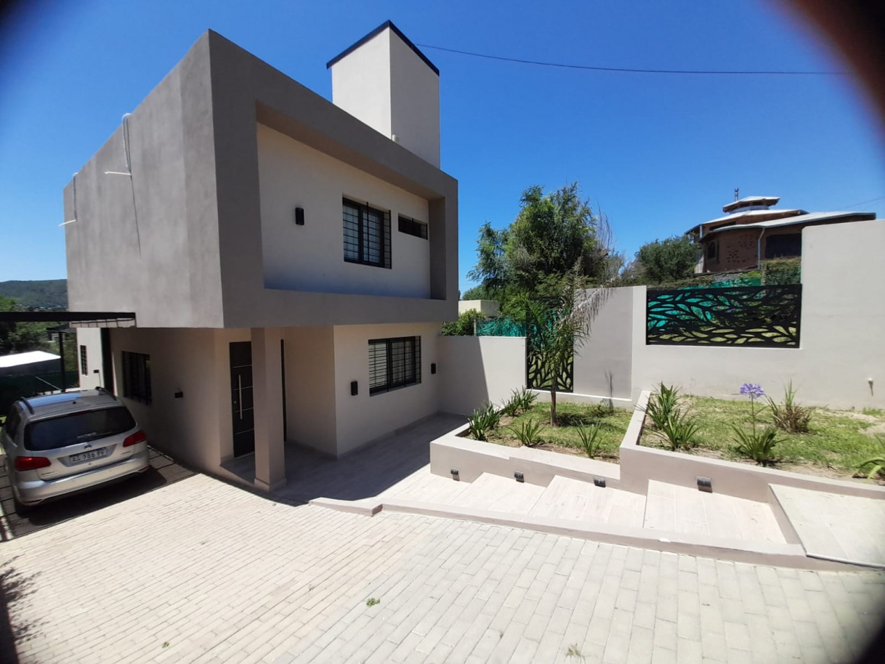 CARLOS PAZ - B° LA QUINTA - CASA 3 DORMITORIOS 2 BAÑOS COCHERA DOBLE PILETA MAS LOTE PARA OTRA CASA